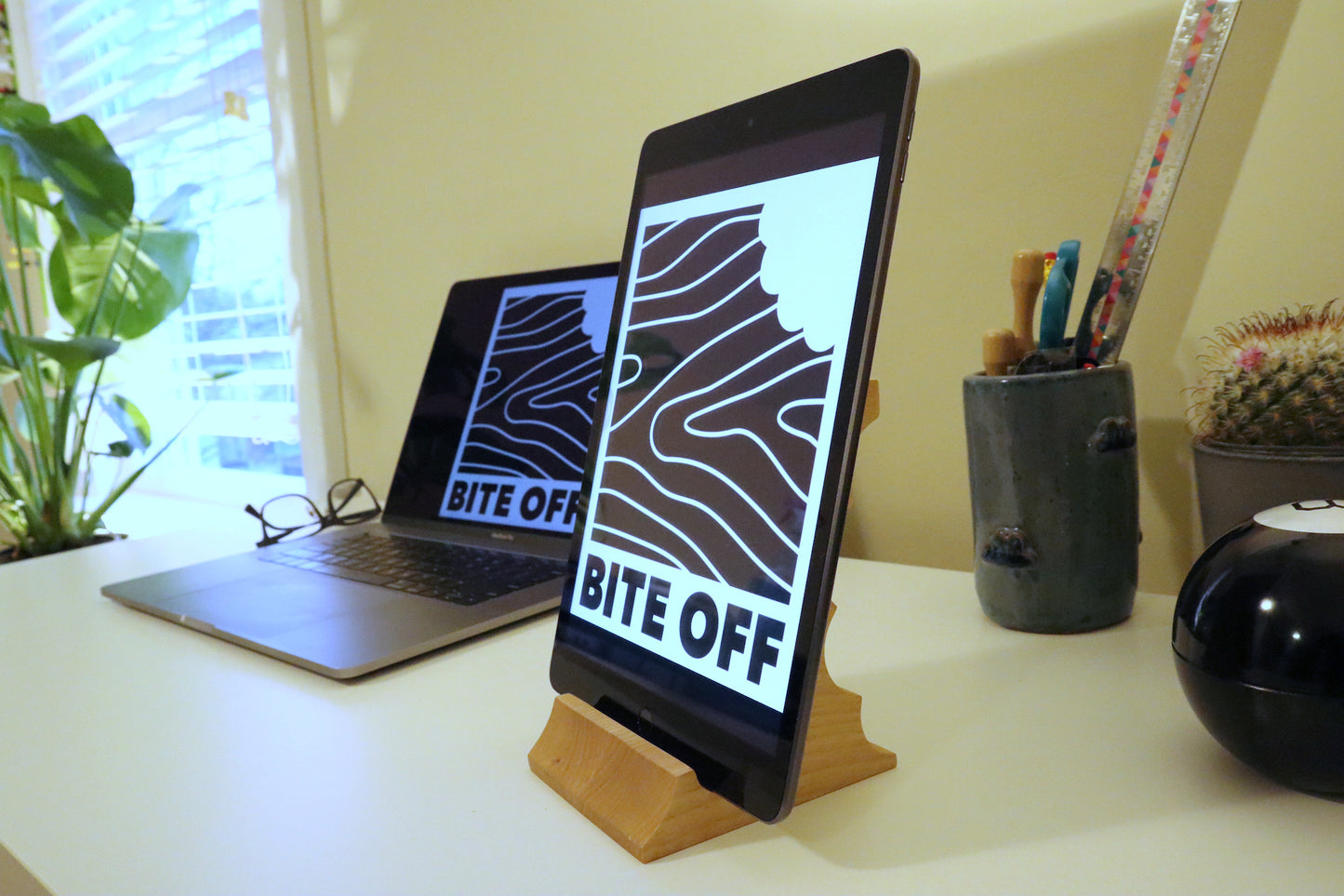 Bite Back Stand: Cell Phone, Tablet & Kindle Stand